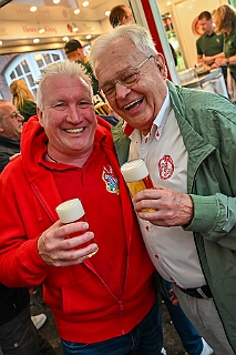 02 Sommerf PH Krefeld 2025-08-02 06  Feuchte Sommerfeste am 2. August - Um die Mittagszeit besuchen wir das Sommerfest vom „Moerser Jecken Komitee 2020“.  Das „Warm Up“, bei ziemlich nassen Wetter, für den Abend beim Sommerfest der „Prinzengarde Krefeld. Dort treffen wir auch auf eine Abordnung der „Duisburger Prinzengarde“. : DVPJ, Toni I, Jules I., Prinz Karneval, Prinz, Prinzessin Aileen I., Hofmarschälle, Page, Pagen, Paginnen, HDK, Duisburg, Karneval, Helau, Tollität, Event, Session 2025, Session 2025, HDK Duisburg, Hauptausschuss, Hauptausschuss Karneval Duisburg, Duisburg ist echt