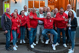 02 Sommerf PH Krefeld 2025-08-02 08  Feuchte Sommerfeste am 2. August - Um die Mittagszeit besuchen wir das Sommerfest vom „Moerser Jecken Komitee 2020“.  Das „Warm Up“, bei ziemlich nassen Wetter, für den Abend beim Sommerfest der „Prinzengarde Krefeld. Dort treffen wir auch auf eine Abordnung der „Duisburger Prinzengarde“. : DVPJ, Toni I, Jules I., Prinz Karneval, Prinz, Prinzessin Aileen I., Hofmarschälle, Page, Pagen, Paginnen, HDK, Duisburg, Karneval, Helau, Tollität, Event, Session 2025, Session 2025, HDK Duisburg, Hauptausschuss, Hauptausschuss Karneval Duisburg, Duisburg ist echt