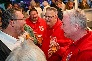 02 Sommerf PH Krefeld 2025-08-02 10  Feuchte Sommerfeste am 2. August - Um die Mittagszeit besuchen wir das Sommerfest vom „Moerser Jecken Komitee 2020“.  Das „Warm Up“, bei ziemlich nassen Wetter, für den Abend beim Sommerfest der „Prinzengarde Krefeld. Dort treffen wir auch auf eine Abordnung der „Duisburger Prinzengarde“. : DVPJ, Toni I, Jules I., Prinz Karneval, Prinz, Prinzessin Aileen I., Hofmarschälle, Page, Pagen, Paginnen, HDK, Duisburg, Karneval, Helau, Tollität, Event, Session 2025, Session 2025, HDK Duisburg, Hauptausschuss, Hauptausschuss Karneval Duisburg, Duisburg ist echt