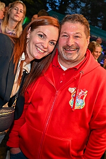 02 Sommerf PH Krefeld 2025-08-02 11  Feuchte Sommerfeste am 2. August - Um die Mittagszeit besuchen wir das Sommerfest vom „Moerser Jecken Komitee 2020“.  Das „Warm Up“, bei ziemlich nassen Wetter, für den Abend beim Sommerfest der „Prinzengarde Krefeld. Dort treffen wir auch auf eine Abordnung der „Duisburger Prinzengarde“. : DVPJ, Toni I, Jules I., Prinz Karneval, Prinz, Prinzessin Aileen I., Hofmarschälle, Page, Pagen, Paginnen, HDK, Duisburg, Karneval, Helau, Tollität, Event, Session 2025, Session 2025, HDK Duisburg, Hauptausschuss, Hauptausschuss Karneval Duisburg, Duisburg ist echt