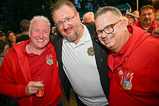 02 Sommerf PH Krefeld 2025-08-02 14  Feuchte Sommerfeste am 2. August - Um die Mittagszeit besuchen wir das Sommerfest vom „Moerser Jecken Komitee 2020“.  Das „Warm Up“, bei ziemlich nassen Wetter, für den Abend beim Sommerfest der „Prinzengarde Krefeld. Dort treffen wir auch auf eine Abordnung der „Duisburger Prinzengarde“. : DVPJ, Toni I, Jules I., Prinz Karneval, Prinz, Prinzessin Aileen I., Hofmarschälle, Page, Pagen, Paginnen, HDK, Duisburg, Karneval, Helau, Tollität, Event, Session 2025, Session 2025, HDK Duisburg, Hauptausschuss, Hauptausschuss Karneval Duisburg, Duisburg ist echt