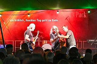 02 Sommerf PH Krefeld 2025-08-02 15  Feuchte Sommerfeste am 2. August - Um die Mittagszeit besuchen wir das Sommerfest vom „Moerser Jecken Komitee 2020“.  Das „Warm Up“, bei ziemlich nassen Wetter, für den Abend beim Sommerfest der „Prinzengarde Krefeld. Dort treffen wir auch auf eine Abordnung der „Duisburger Prinzengarde“. : DVPJ, Toni I, Jules I., Prinz Karneval, Prinz, Prinzessin Aileen I., Hofmarschälle, Page, Pagen, Paginnen, HDK, Duisburg, Karneval, Helau, Tollität, Event, Session 2025, Session 2025, HDK Duisburg, Hauptausschuss, Hauptausschuss Karneval Duisburg, Duisburg ist echt