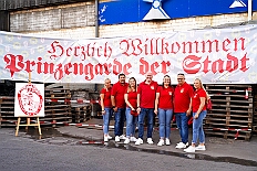 01 GardeGrillen Prinzegrd 2025-08-30 01  30. August, 4 mal Sommerfest - Das „Garde-Grillen“ der Duisburger Prinzengarde ist unser erstes Ziel an diesem Samstag in Duisburg-Meiderich. Danach geht es in den Süden Duisburgs, zur KG Sonniger-Süden. Auf ein kurzes Hallo geht es dann zur KG Rote Funken am Kalkweg. Von dort führt uns der Weg in den Westen Duisburgs. Die 1. KG Baerl Blau-Gelb e.V. feiert ihr Sommerfest auf dem Gelände des TUS Baerl. Das Heimspiel für Hofmarschall Thomas, dem Präsidenten der KG. : DVPJ, Toni I, Jules I., Prinz Karneval, Prinz, Prinzessin Aileen I., Hofmarschälle, Page, Pagen, Paginnen, HDK, Duisburg, Karneval, Helau, Tollität, Event, Session 2025, Session 2025, HDK Duisburg, Hauptausschuss, Hauptausschuss Karneval Duisburg, Duisburg ist echt