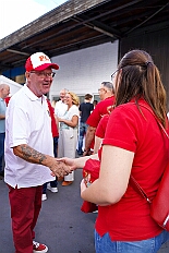 01 GardeGrillen Prinzegrd 2025-08-30 02  30. August, 4 mal Sommerfest - Das „Garde-Grillen“ der Duisburger Prinzengarde ist unser erstes Ziel an diesem Samstag in Duisburg-Meiderich. Danach geht es in den Süden Duisburgs, zur KG Sonniger-Süden. Auf ein kurzes Hallo geht es dann zur KG Rote Funken am Kalkweg. Von dort führt uns der Weg in den Westen Duisburgs. Die 1. KG Baerl Blau-Gelb e.V. feiert ihr Sommerfest auf dem Gelände des TUS Baerl. Das Heimspiel für Hofmarschall Thomas, dem Präsidenten der KG. : DVPJ, Toni I, Jules I., Prinz Karneval, Prinz, Prinzessin Aileen I., Hofmarschälle, Page, Pagen, Paginnen, HDK, Duisburg, Karneval, Helau, Tollität, Event, Session 2025, Session 2025, HDK Duisburg, Hauptausschuss, Hauptausschuss Karneval Duisburg, Duisburg ist echt