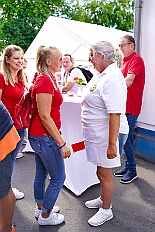 01 GardeGrillen Prinzegrd 2025-08-30 04  30. August, 4 mal Sommerfest - Das „Garde-Grillen“ der Duisburger Prinzengarde ist unser erstes Ziel an diesem Samstag in Duisburg-Meiderich. Danach geht es in den Süden Duisburgs, zur KG Sonniger-Süden. Auf ein kurzes Hallo geht es dann zur KG Rote Funken am Kalkweg. Von dort führt uns der Weg in den Westen Duisburgs. Die 1. KG Baerl Blau-Gelb e.V. feiert ihr Sommerfest auf dem Gelände des TUS Baerl. Das Heimspiel für Hofmarschall Thomas, dem Präsidenten der KG. : DVPJ, Toni I, Jules I., Prinz Karneval, Prinz, Prinzessin Aileen I., Hofmarschälle, Page, Pagen, Paginnen, HDK, Duisburg, Karneval, Helau, Tollität, Event, Session 2025, Session 2025, HDK Duisburg, Hauptausschuss, Hauptausschuss Karneval Duisburg, Duisburg ist echt