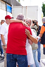 01 GardeGrillen Prinzegrd 2025-08-30 05  30. August, 4 mal Sommerfest - Das „Garde-Grillen“ der Duisburger Prinzengarde ist unser erstes Ziel an diesem Samstag in Duisburg-Meiderich. Danach geht es in den Süden Duisburgs, zur KG Sonniger-Süden. Auf ein kurzes Hallo geht es dann zur KG Rote Funken am Kalkweg. Von dort führt uns der Weg in den Westen Duisburgs. Die 1. KG Baerl Blau-Gelb e.V. feiert ihr Sommerfest auf dem Gelände des TUS Baerl. Das Heimspiel für Hofmarschall Thomas, dem Präsidenten der KG. : DVPJ, Toni I, Jules I., Prinz Karneval, Prinz, Prinzessin Aileen I., Hofmarschälle, Page, Pagen, Paginnen, HDK, Duisburg, Karneval, Helau, Tollität, Event, Session 2025, Session 2025, HDK Duisburg, Hauptausschuss, Hauptausschuss Karneval Duisburg, Duisburg ist echt