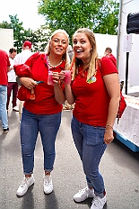 01 GardeGrillen Prinzegrd 2025-08-30 06  30. August, 4 mal Sommerfest - Das „Garde-Grillen“ der Duisburger Prinzengarde ist unser erstes Ziel an diesem Samstag in Duisburg-Meiderich. Danach geht es in den Süden Duisburgs, zur KG Sonniger-Süden. Auf ein kurzes Hallo geht es dann zur KG Rote Funken am Kalkweg. Von dort führt uns der Weg in den Westen Duisburgs. Die 1. KG Baerl Blau-Gelb e.V. feiert ihr Sommerfest auf dem Gelände des TUS Baerl. Das Heimspiel für Hofmarschall Thomas, dem Präsidenten der KG. : DVPJ, Toni I, Jules I., Prinz Karneval, Prinz, Prinzessin Aileen I., Hofmarschälle, Page, Pagen, Paginnen, HDK, Duisburg, Karneval, Helau, Tollität, Event, Session 2025, Session 2025, HDK Duisburg, Hauptausschuss, Hauptausschuss Karneval Duisburg, Duisburg ist echt