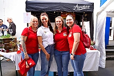 01 GardeGrillen Prinzegrd 2025-08-30 10  30. August, 4 mal Sommerfest - Das „Garde-Grillen“ der Duisburger Prinzengarde ist unser erstes Ziel an diesem Samstag in Duisburg-Meiderich. Danach geht es in den Süden Duisburgs, zur KG Sonniger-Süden. Auf ein kurzes Hallo geht es dann zur KG Rote Funken am Kalkweg. Von dort führt uns der Weg in den Westen Duisburgs. Die 1. KG Baerl Blau-Gelb e.V. feiert ihr Sommerfest auf dem Gelände des TUS Baerl. Das Heimspiel für Hofmarschall Thomas, dem Präsidenten der KG. : DVPJ, Toni I, Jules I., Prinz Karneval, Prinz, Prinzessin Aileen I., Hofmarschälle, Page, Pagen, Paginnen, HDK, Duisburg, Karneval, Helau, Tollität, Event, Session 2025, Session 2025, HDK Duisburg, Hauptausschuss, Hauptausschuss Karneval Duisburg, Duisburg ist echt