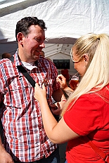 01 GardeGrillen Prinzegrd 2025-08-30 11  30. August, 4 mal Sommerfest - Das „Garde-Grillen“ der Duisburger Prinzengarde ist unser erstes Ziel an diesem Samstag in Duisburg-Meiderich. Danach geht es in den Süden Duisburgs, zur KG Sonniger-Süden. Auf ein kurzes Hallo geht es dann zur KG Rote Funken am Kalkweg. Von dort führt uns der Weg in den Westen Duisburgs. Die 1. KG Baerl Blau-Gelb e.V. feiert ihr Sommerfest auf dem Gelände des TUS Baerl. Das Heimspiel für Hofmarschall Thomas, dem Präsidenten der KG. : DVPJ, Toni I, Jules I., Prinz Karneval, Prinz, Prinzessin Aileen I., Hofmarschälle, Page, Pagen, Paginnen, HDK, Duisburg, Karneval, Helau, Tollität, Event, Session 2025, Session 2025, HDK Duisburg, Hauptausschuss, Hauptausschuss Karneval Duisburg, Duisburg ist echt