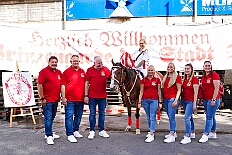 01 GardeGrillen Prinzegrd 2025-08-30 13  30. August, 4 mal Sommerfest - Das „Garde-Grillen“ der Duisburger Prinzengarde ist unser erstes Ziel an diesem Samstag in Duisburg-Meiderich. Danach geht es in den Süden Duisburgs, zur KG Sonniger-Süden. Auf ein kurzes Hallo geht es dann zur KG Rote Funken am Kalkweg. Von dort führt uns der Weg in den Westen Duisburgs. Die 1. KG Baerl Blau-Gelb e.V. feiert ihr Sommerfest auf dem Gelände des TUS Baerl. Das Heimspiel für Hofmarschall Thomas, dem Präsidenten der KG. : DVPJ, Toni I, Jules I., Prinz Karneval, Prinz, Prinzessin Aileen I., Hofmarschälle, Page, Pagen, Paginnen, HDK, Duisburg, Karneval, Helau, Tollität, Event, Session 2025, Session 2025, HDK Duisburg, Hauptausschuss, Hauptausschuss Karneval Duisburg, Duisburg ist echt