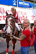 01 GardeGrillen Prinzegrd 2025-08-30 14  30. August, 4 mal Sommerfest - Das „Garde-Grillen“ der Duisburger Prinzengarde ist unser erstes Ziel an diesem Samstag in Duisburg-Meiderich. Danach geht es in den Süden Duisburgs, zur KG Sonniger-Süden. Auf ein kurzes Hallo geht es dann zur KG Rote Funken am Kalkweg. Von dort führt uns der Weg in den Westen Duisburgs. Die 1. KG Baerl Blau-Gelb e.V. feiert ihr Sommerfest auf dem Gelände des TUS Baerl. Das Heimspiel für Hofmarschall Thomas, dem Präsidenten der KG. : DVPJ, Toni I, Jules I., Prinz Karneval, Prinz, Prinzessin Aileen I., Hofmarschälle, Page, Pagen, Paginnen, HDK, Duisburg, Karneval, Helau, Tollität, Event, Session 2025, Session 2025, HDK Duisburg, Hauptausschuss, Hauptausschuss Karneval Duisburg, Duisburg ist echt