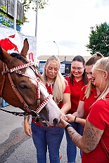 01 GardeGrillen Prinzegrd 2025-08-30 15  30. August, 4 mal Sommerfest - Das „Garde-Grillen“ der Duisburger Prinzengarde ist unser erstes Ziel an diesem Samstag in Duisburg-Meiderich. Danach geht es in den Süden Duisburgs, zur KG Sonniger-Süden. Auf ein kurzes Hallo geht es dann zur KG Rote Funken am Kalkweg. Von dort führt uns der Weg in den Westen Duisburgs. Die 1. KG Baerl Blau-Gelb e.V. feiert ihr Sommerfest auf dem Gelände des TUS Baerl. Das Heimspiel für Hofmarschall Thomas, dem Präsidenten der KG. : DVPJ, Toni I, Jules I., Prinz Karneval, Prinz, Prinzessin Aileen I., Hofmarschälle, Page, Pagen, Paginnen, HDK, Duisburg, Karneval, Helau, Tollität, Event, Session 2025, Session 2025, HDK Duisburg, Hauptausschuss, Hauptausschuss Karneval Duisburg, Duisburg ist echt