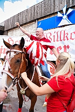 01 GardeGrillen Prinzegrd 2025-08-30 16  30. August, 4 mal Sommerfest - Das „Garde-Grillen“ der Duisburger Prinzengarde ist unser erstes Ziel an diesem Samstag in Duisburg-Meiderich. Danach geht es in den Süden Duisburgs, zur KG Sonniger-Süden. Auf ein kurzes Hallo geht es dann zur KG Rote Funken am Kalkweg. Von dort führt uns der Weg in den Westen Duisburgs. Die 1. KG Baerl Blau-Gelb e.V. feiert ihr Sommerfest auf dem Gelände des TUS Baerl. Das Heimspiel für Hofmarschall Thomas, dem Präsidenten der KG. : DVPJ, Toni I, Jules I., Prinz Karneval, Prinz, Prinzessin Aileen I., Hofmarschälle, Page, Pagen, Paginnen, HDK, Duisburg, Karneval, Helau, Tollität, Event, Session 2025, Session 2025, HDK Duisburg, Hauptausschuss, Hauptausschuss Karneval Duisburg, Duisburg ist echt