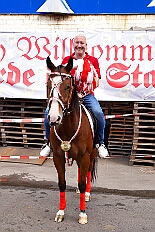 01 GardeGrillen Prinzegrd 2025-08-30 17  30. August, 4 mal Sommerfest - Das „Garde-Grillen“ der Duisburger Prinzengarde ist unser erstes Ziel an diesem Samstag in Duisburg-Meiderich. Danach geht es in den Süden Duisburgs, zur KG Sonniger-Süden. Auf ein kurzes Hallo geht es dann zur KG Rote Funken am Kalkweg. Von dort führt uns der Weg in den Westen Duisburgs. Die 1. KG Baerl Blau-Gelb e.V. feiert ihr Sommerfest auf dem Gelände des TUS Baerl. Das Heimspiel für Hofmarschall Thomas, dem Präsidenten der KG. : DVPJ, Toni I, Jules I., Prinz Karneval, Prinz, Prinzessin Aileen I., Hofmarschälle, Page, Pagen, Paginnen, HDK, Duisburg, Karneval, Helau, Tollität, Event, Session 2025, Session 2025, HDK Duisburg, Hauptausschuss, Hauptausschuss Karneval Duisburg, Duisburg ist echt