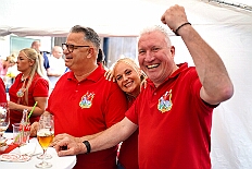 01 GardeGrillen Prinzegrd 2025-08-30 20  30. August, 4 mal Sommerfest - Das „Garde-Grillen“ der Duisburger Prinzengarde ist unser erstes Ziel an diesem Samstag in Duisburg-Meiderich. Danach geht es in den Süden Duisburgs, zur KG Sonniger-Süden. Auf ein kurzes Hallo geht es dann zur KG Rote Funken am Kalkweg. Von dort führt uns der Weg in den Westen Duisburgs. Die 1. KG Baerl Blau-Gelb e.V. feiert ihr Sommerfest auf dem Gelände des TUS Baerl. Das Heimspiel für Hofmarschall Thomas, dem Präsidenten der KG. : DVPJ, Toni I, Jules I., Prinz Karneval, Prinz, Prinzessin Aileen I., Hofmarschälle, Page, Pagen, Paginnen, HDK, Duisburg, Karneval, Helau, Tollität, Event, Session 2025, Session 2025, HDK Duisburg, Hauptausschuss, Hauptausschuss Karneval Duisburg, Duisburg ist echt