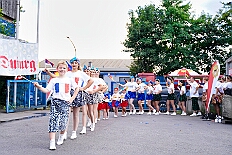 01 GardeGrillen Prinzegrd 2025-08-30 21  30. August, 4 mal Sommerfest - Das „Garde-Grillen“ der Duisburger Prinzengarde ist unser erstes Ziel an diesem Samstag in Duisburg-Meiderich. Danach geht es in den Süden Duisburgs, zur KG Sonniger-Süden. Auf ein kurzes Hallo geht es dann zur KG Rote Funken am Kalkweg. Von dort führt uns der Weg in den Westen Duisburgs. Die 1. KG Baerl Blau-Gelb e.V. feiert ihr Sommerfest auf dem Gelände des TUS Baerl. Das Heimspiel für Hofmarschall Thomas, dem Präsidenten der KG. : DVPJ, Toni I, Jules I., Prinz Karneval, Prinz, Prinzessin Aileen I., Hofmarschälle, Page, Pagen, Paginnen, HDK, Duisburg, Karneval, Helau, Tollität, Event, Session 2025, Session 2025, HDK Duisburg, Hauptausschuss, Hauptausschuss Karneval Duisburg, Duisburg ist echt