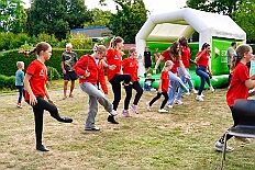 02 Sommerf SonnSued 2025-08-30 05  30. August, 4 mal Sommerfest - Das „Garde-Grillen“ der Duisburger Prinzengarde ist unser erstes Ziel an diesem Samstag in Duisburg-Meiderich. Danach geht es in den Süden Duisburgs, zur KG Sonniger-Süden. Auf ein kurzes Hallo geht es dann zur KG Rote Funken am Kalkweg. Von dort führt uns der Weg in den Westen Duisburgs. Die 1. KG Baerl Blau-Gelb e.V. feiert ihr Sommerfest auf dem Gelände des TUS Baerl. Das Heimspiel für Hofmarschall Thomas, dem Präsidenten der KG. : DVPJ, Toni I, Jules I., Prinz Karneval, Prinz, Prinzessin Aileen I., Hofmarschälle, Page, Pagen, Paginnen, HDK, Duisburg, Karneval, Helau, Tollität, Event, Session 2025, Session 2025, HDK Duisburg, Hauptausschuss, Hauptausschuss Karneval Duisburg, Duisburg ist echt