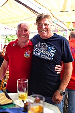 02 Sommerf SonnSued 2025-08-30 06  30. August, 4 mal Sommerfest - Das „Garde-Grillen“ der Duisburger Prinzengarde ist unser erstes Ziel an diesem Samstag in Duisburg-Meiderich. Danach geht es in den Süden Duisburgs, zur KG Sonniger-Süden. Auf ein kurzes Hallo geht es dann zur KG Rote Funken am Kalkweg. Von dort führt uns der Weg in den Westen Duisburgs. Die 1. KG Baerl Blau-Gelb e.V. feiert ihr Sommerfest auf dem Gelände des TUS Baerl. Das Heimspiel für Hofmarschall Thomas, dem Präsidenten der KG. : DVPJ, Toni I, Jules I., Prinz Karneval, Prinz, Prinzessin Aileen I., Hofmarschälle, Page, Pagen, Paginnen, HDK, Duisburg, Karneval, Helau, Tollität, Event, Session 2025, Session 2025, HDK Duisburg, Hauptausschuss, Hauptausschuss Karneval Duisburg, Duisburg ist echt