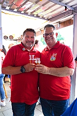 02 Sommerf SonnSued 2025-08-30 07  30. August, 4 mal Sommerfest - Das „Garde-Grillen“ der Duisburger Prinzengarde ist unser erstes Ziel an diesem Samstag in Duisburg-Meiderich. Danach geht es in den Süden Duisburgs, zur KG Sonniger-Süden. Auf ein kurzes Hallo geht es dann zur KG Rote Funken am Kalkweg. Von dort führt uns der Weg in den Westen Duisburgs. Die 1. KG Baerl Blau-Gelb e.V. feiert ihr Sommerfest auf dem Gelände des TUS Baerl. Das Heimspiel für Hofmarschall Thomas, dem Präsidenten der KG. : DVPJ, Toni I, Jules I., Prinz Karneval, Prinz, Prinzessin Aileen I., Hofmarschälle, Page, Pagen, Paginnen, HDK, Duisburg, Karneval, Helau, Tollität, Event, Session 2025, Session 2025, HDK Duisburg, Hauptausschuss, Hauptausschuss Karneval Duisburg, Duisburg ist echt