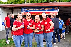 02 Sommerf SonnSued 2025-08-30 09  30. August, 4 mal Sommerfest - Das „Garde-Grillen“ der Duisburger Prinzengarde ist unser erstes Ziel an diesem Samstag in Duisburg-Meiderich. Danach geht es in den Süden Duisburgs, zur KG Sonniger-Süden. Auf ein kurzes Hallo geht es dann zur KG Rote Funken am Kalkweg. Von dort führt uns der Weg in den Westen Duisburgs. Die 1. KG Baerl Blau-Gelb e.V. feiert ihr Sommerfest auf dem Gelände des TUS Baerl. Das Heimspiel für Hofmarschall Thomas, dem Präsidenten der KG. : DVPJ, Toni I, Jules I., Prinz Karneval, Prinz, Prinzessin Aileen I., Hofmarschälle, Page, Pagen, Paginnen, HDK, Duisburg, Karneval, Helau, Tollität, Event, Session 2025, Session 2025, HDK Duisburg, Hauptausschuss, Hauptausschuss Karneval Duisburg, Duisburg ist echt