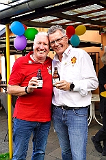 03 Sommerf RoteFunken 2025-08-30 01  30. August, 4 mal Sommerfest - Das „Garde-Grillen“ der Duisburger Prinzengarde ist unser erstes Ziel an diesem Samstag in Duisburg-Meiderich. Danach geht es in den Süden Duisburgs, zur KG Sonniger-Süden. Auf ein kurzes Hallo geht es dann zur KG Rote Funken am Kalkweg. Von dort führt uns der Weg in den Westen Duisburgs. Die 1. KG Baerl Blau-Gelb e.V. feiert ihr Sommerfest auf dem Gelände des TUS Baerl. Das Heimspiel für Hofmarschall Thomas, dem Präsidenten der KG. : DVPJ, Toni I, Jules I., Prinz Karneval, Prinz, Prinzessin Aileen I., Hofmarschälle, Page, Pagen, Paginnen, HDK, Duisburg, Karneval, Helau, Tollität, Event, Session 2025, Session 2025, HDK Duisburg, Hauptausschuss, Hauptausschuss Karneval Duisburg, Duisburg ist echt