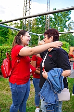 03 Sommerf RoteFunken 2025-08-30 02  30. August, 4 mal Sommerfest - Das „Garde-Grillen“ der Duisburger Prinzengarde ist unser erstes Ziel an diesem Samstag in Duisburg-Meiderich. Danach geht es in den Süden Duisburgs, zur KG Sonniger-Süden. Auf ein kurzes Hallo geht es dann zur KG Rote Funken am Kalkweg. Von dort führt uns der Weg in den Westen Duisburgs. Die 1. KG Baerl Blau-Gelb e.V. feiert ihr Sommerfest auf dem Gelände des TUS Baerl. Das Heimspiel für Hofmarschall Thomas, dem Präsidenten der KG. : DVPJ, Toni I, Jules I., Prinz Karneval, Prinz, Prinzessin Aileen I., Hofmarschälle, Page, Pagen, Paginnen, HDK, Duisburg, Karneval, Helau, Tollität, Event, Session 2025, Session 2025, HDK Duisburg, Hauptausschuss, Hauptausschuss Karneval Duisburg, Duisburg ist echt