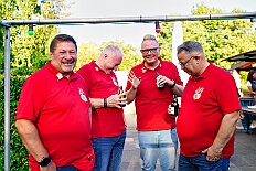 03 Sommerf RoteFunken 2025-08-30 03  30. August, 4 mal Sommerfest - Das „Garde-Grillen“ der Duisburger Prinzengarde ist unser erstes Ziel an diesem Samstag in Duisburg-Meiderich. Danach geht es in den Süden Duisburgs, zur KG Sonniger-Süden. Auf ein kurzes Hallo geht es dann zur KG Rote Funken am Kalkweg. Von dort führt uns der Weg in den Westen Duisburgs. Die 1. KG Baerl Blau-Gelb e.V. feiert ihr Sommerfest auf dem Gelände des TUS Baerl. Das Heimspiel für Hofmarschall Thomas, dem Präsidenten der KG. : DVPJ, Toni I, Jules I., Prinz Karneval, Prinz, Prinzessin Aileen I., Hofmarschälle, Page, Pagen, Paginnen, HDK, Duisburg, Karneval, Helau, Tollität, Event, Session 2025, Session 2025, HDK Duisburg, Hauptausschuss, Hauptausschuss Karneval Duisburg, Duisburg ist echt