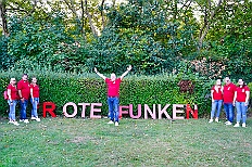 03 Sommerf RoteFunken 2025-08-30 05  30. August, 4 mal Sommerfest - Das „Garde-Grillen“ der Duisburger Prinzengarde ist unser erstes Ziel an diesem Samstag in Duisburg-Meiderich. Danach geht es in den Süden Duisburgs, zur KG Sonniger-Süden. Auf ein kurzes Hallo geht es dann zur KG Rote Funken am Kalkweg. Von dort führt uns der Weg in den Westen Duisburgs. Die 1. KG Baerl Blau-Gelb e.V. feiert ihr Sommerfest auf dem Gelände des TUS Baerl. Das Heimspiel für Hofmarschall Thomas, dem Präsidenten der KG. : DVPJ, Toni I, Jules I., Prinz Karneval, Prinz, Prinzessin Aileen I., Hofmarschälle, Page, Pagen, Paginnen, HDK, Duisburg, Karneval, Helau, Tollität, Event, Session 2025, Session 2025, HDK Duisburg, Hauptausschuss, Hauptausschuss Karneval Duisburg, Duisburg ist echt