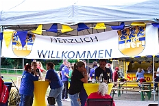 04 Sommerf KGBaerl 2025-08-30 01  30. August, 4 mal Sommerfest - Das „Garde-Grillen“ der Duisburger Prinzengarde ist unser erstes Ziel an diesem Samstag in Duisburg-Meiderich. Danach geht es in den Süden Duisburgs, zur KG Sonniger-Süden. Auf ein kurzes Hallo geht es dann zur KG Rote Funken am Kalkweg. Von dort führt uns der Weg in den Westen Duisburgs. Die 1. KG Baerl Blau-Gelb e.V. feiert ihr Sommerfest auf dem Gelände des TUS Baerl. Das Heimspiel für Hofmarschall Thomas, dem Präsidenten der KG. : DVPJ, Toni I, Jules I., Prinz Karneval, Prinz, Prinzessin Aileen I., Hofmarschälle, Page, Pagen, Paginnen, HDK, Duisburg, Karneval, Helau, Tollität, Event, Session 2025, Session 2025, HDK Duisburg, Hauptausschuss, Hauptausschuss Karneval Duisburg, Duisburg ist echt