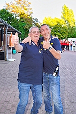 04 Sommerf KGBaerl 2025-08-30 03  30. August, 4 mal Sommerfest - Das „Garde-Grillen“ der Duisburger Prinzengarde ist unser erstes Ziel an diesem Samstag in Duisburg-Meiderich. Danach geht es in den Süden Duisburgs, zur KG Sonniger-Süden. Auf ein kurzes Hallo geht es dann zur KG Rote Funken am Kalkweg. Von dort führt uns der Weg in den Westen Duisburgs. Die 1. KG Baerl Blau-Gelb e.V. feiert ihr Sommerfest auf dem Gelände des TUS Baerl. Das Heimspiel für Hofmarschall Thomas, dem Präsidenten der KG. : DVPJ, Toni I, Jules I., Prinz Karneval, Prinz, Prinzessin Aileen I., Hofmarschälle, Page, Pagen, Paginnen, HDK, Duisburg, Karneval, Helau, Tollität, Event, Session 2025, Session 2025, HDK Duisburg, Hauptausschuss, Hauptausschuss Karneval Duisburg, Duisburg ist echt