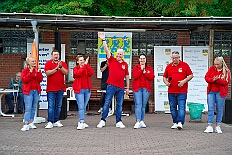 04 Sommerf KGBaerl 2025-08-30 05  30. August, 4 mal Sommerfest - Das „Garde-Grillen“ der Duisburger Prinzengarde ist unser erstes Ziel an diesem Samstag in Duisburg-Meiderich. Danach geht es in den Süden Duisburgs, zur KG Sonniger-Süden. Auf ein kurzes Hallo geht es dann zur KG Rote Funken am Kalkweg. Von dort führt uns der Weg in den Westen Duisburgs. Die 1. KG Baerl Blau-Gelb e.V. feiert ihr Sommerfest auf dem Gelände des TUS Baerl. Das Heimspiel für Hofmarschall Thomas, dem Präsidenten der KG. : DVPJ, Toni I, Jules I., Prinz Karneval, Prinz, Prinzessin Aileen I., Hofmarschälle, Page, Pagen, Paginnen, HDK, Duisburg, Karneval, Helau, Tollität, Event, Session 2025, Session 2025, HDK Duisburg, Hauptausschuss, Hauptausschuss Karneval Duisburg, Duisburg ist echt