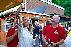 04 Sommerf KGBaerl 2025-08-30 07  30. August, 4 mal Sommerfest - Das „Garde-Grillen“ der Duisburger Prinzengarde ist unser erstes Ziel an diesem Samstag in Duisburg-Meiderich. Danach geht es in den Süden Duisburgs, zur KG Sonniger-Süden. Auf ein kurzes Hallo geht es dann zur KG Rote Funken am Kalkweg. Von dort führt uns der Weg in den Westen Duisburgs. Die 1. KG Baerl Blau-Gelb e.V. feiert ihr Sommerfest auf dem Gelände des TUS Baerl. Das Heimspiel für Hofmarschall Thomas, dem Präsidenten der KG. : DVPJ, Toni I, Jules I., Prinz Karneval, Prinz, Prinzessin Aileen I., Hofmarschälle, Page, Pagen, Paginnen, HDK, Duisburg, Karneval, Helau, Tollität, Event, Session 2025, Session 2025, HDK Duisburg, Hauptausschuss, Hauptausschuss Karneval Duisburg, Duisburg ist echt