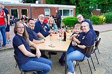 04 Sommerf KGBaerl 2025-08-30 10  30. August, 4 mal Sommerfest - Das „Garde-Grillen“ der Duisburger Prinzengarde ist unser erstes Ziel an diesem Samstag in Duisburg-Meiderich. Danach geht es in den Süden Duisburgs, zur KG Sonniger-Süden. Auf ein kurzes Hallo geht es dann zur KG Rote Funken am Kalkweg. Von dort führt uns der Weg in den Westen Duisburgs. Die 1. KG Baerl Blau-Gelb e.V. feiert ihr Sommerfest auf dem Gelände des TUS Baerl. Das Heimspiel für Hofmarschall Thomas, dem Präsidenten der KG. : DVPJ, Toni I, Jules I., Prinz Karneval, Prinz, Prinzessin Aileen I., Hofmarschälle, Page, Pagen, Paginnen, HDK, Duisburg, Karneval, Helau, Tollität, Event, Session 2025, Session 2025, HDK Duisburg, Hauptausschuss, Hauptausschuss Karneval Duisburg, Duisburg ist echt