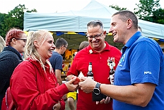 04 Sommerf KGBaerl 2025-08-30 11  30. August, 4 mal Sommerfest - Das „Garde-Grillen“ der Duisburger Prinzengarde ist unser erstes Ziel an diesem Samstag in Duisburg-Meiderich. Danach geht es in den Süden Duisburgs, zur KG Sonniger-Süden. Auf ein kurzes Hallo geht es dann zur KG Rote Funken am Kalkweg. Von dort führt uns der Weg in den Westen Duisburgs. Die 1. KG Baerl Blau-Gelb e.V. feiert ihr Sommerfest auf dem Gelände des TUS Baerl. Das Heimspiel für Hofmarschall Thomas, dem Präsidenten der KG. : DVPJ, Toni I, Jules I., Prinz Karneval, Prinz, Prinzessin Aileen I., Hofmarschälle, Page, Pagen, Paginnen, HDK, Duisburg, Karneval, Helau, Tollität, Event, Session 2025, Session 2025, HDK Duisburg, Hauptausschuss, Hauptausschuss Karneval Duisburg, Duisburg ist echt