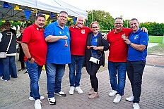 04 Sommerf KGBaerl 2025-08-30 12  30. August, 4 mal Sommerfest - Das „Garde-Grillen“ der Duisburger Prinzengarde ist unser erstes Ziel an diesem Samstag in Duisburg-Meiderich. Danach geht es in den Süden Duisburgs, zur KG Sonniger-Süden. Auf ein kurzes Hallo geht es dann zur KG Rote Funken am Kalkweg. Von dort führt uns der Weg in den Westen Duisburgs. Die 1. KG Baerl Blau-Gelb e.V. feiert ihr Sommerfest auf dem Gelände des TUS Baerl. Das Heimspiel für Hofmarschall Thomas, dem Präsidenten der KG. : DVPJ, Toni I, Jules I., Prinz Karneval, Prinz, Prinzessin Aileen I., Hofmarschälle, Page, Pagen, Paginnen, HDK, Duisburg, Karneval, Helau, Tollität, Event, Session 2025, Session 2025, HDK Duisburg, Hauptausschuss, Hauptausschuss Karneval Duisburg, Duisburg ist echt