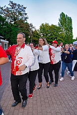 04 Sommerf KGBaerl 2025-08-30 14  30. August, 4 mal Sommerfest - Das „Garde-Grillen“ der Duisburger Prinzengarde ist unser erstes Ziel an diesem Samstag in Duisburg-Meiderich. Danach geht es in den Süden Duisburgs, zur KG Sonniger-Süden. Auf ein kurzes Hallo geht es dann zur KG Rote Funken am Kalkweg. Von dort führt uns der Weg in den Westen Duisburgs. Die 1. KG Baerl Blau-Gelb e.V. feiert ihr Sommerfest auf dem Gelände des TUS Baerl. Das Heimspiel für Hofmarschall Thomas, dem Präsidenten der KG. : DVPJ, Toni I, Jules I., Prinz Karneval, Prinz, Prinzessin Aileen I., Hofmarschälle, Page, Pagen, Paginnen, HDK, Duisburg, Karneval, Helau, Tollität, Event, Session 2025, Session 2025, HDK Duisburg, Hauptausschuss, Hauptausschuss Karneval Duisburg, Duisburg ist echt