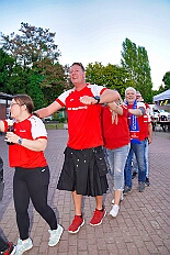 04 Sommerf KGBaerl 2025-08-30 15  30. August, 4 mal Sommerfest - Das „Garde-Grillen“ der Duisburger Prinzengarde ist unser erstes Ziel an diesem Samstag in Duisburg-Meiderich. Danach geht es in den Süden Duisburgs, zur KG Sonniger-Süden. Auf ein kurzes Hallo geht es dann zur KG Rote Funken am Kalkweg. Von dort führt uns der Weg in den Westen Duisburgs. Die 1. KG Baerl Blau-Gelb e.V. feiert ihr Sommerfest auf dem Gelände des TUS Baerl. Das Heimspiel für Hofmarschall Thomas, dem Präsidenten der KG. : DVPJ, Toni I, Jules I., Prinz Karneval, Prinz, Prinzessin Aileen I., Hofmarschälle, Page, Pagen, Paginnen, HDK, Duisburg, Karneval, Helau, Tollität, Event, Session 2025, Session 2025, HDK Duisburg, Hauptausschuss, Hauptausschuss Karneval Duisburg, Duisburg ist echt