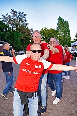 04 Sommerf KGBaerl 2025-08-30 16  30. August, 4 mal Sommerfest - Das „Garde-Grillen“ der Duisburger Prinzengarde ist unser erstes Ziel an diesem Samstag in Duisburg-Meiderich. Danach geht es in den Süden Duisburgs, zur KG Sonniger-Süden. Auf ein kurzes Hallo geht es dann zur KG Rote Funken am Kalkweg. Von dort führt uns der Weg in den Westen Duisburgs. Die 1. KG Baerl Blau-Gelb e.V. feiert ihr Sommerfest auf dem Gelände des TUS Baerl. Das Heimspiel für Hofmarschall Thomas, dem Präsidenten der KG. : DVPJ, Toni I, Jules I., Prinz Karneval, Prinz, Prinzessin Aileen I., Hofmarschälle, Page, Pagen, Paginnen, HDK, Duisburg, Karneval, Helau, Tollität, Event, Session 2025, Session 2025, HDK Duisburg, Hauptausschuss, Hauptausschuss Karneval Duisburg, Duisburg ist echt
