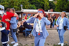 04 Sommerf KGBaerl 2025-08-30 17  30. August, 4 mal Sommerfest - Das „Garde-Grillen“ der Duisburger Prinzengarde ist unser erstes Ziel an diesem Samstag in Duisburg-Meiderich. Danach geht es in den Süden Duisburgs, zur KG Sonniger-Süden. Auf ein kurzes Hallo geht es dann zur KG Rote Funken am Kalkweg. Von dort führt uns der Weg in den Westen Duisburgs. Die 1. KG Baerl Blau-Gelb e.V. feiert ihr Sommerfest auf dem Gelände des TUS Baerl. Das Heimspiel für Hofmarschall Thomas, dem Präsidenten der KG. : DVPJ, Toni I, Jules I., Prinz Karneval, Prinz, Prinzessin Aileen I., Hofmarschälle, Page, Pagen, Paginnen, HDK, Duisburg, Karneval, Helau, Tollität, Event, Session 2025, Session 2025, HDK Duisburg, Hauptausschuss, Hauptausschuss Karneval Duisburg, Duisburg ist echt