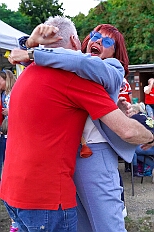 04 Sommerf KGBaerl 2025-08-30 18  30. August, 4 mal Sommerfest - Das „Garde-Grillen“ der Duisburger Prinzengarde ist unser erstes Ziel an diesem Samstag in Duisburg-Meiderich. Danach geht es in den Süden Duisburgs, zur KG Sonniger-Süden. Auf ein kurzes Hallo geht es dann zur KG Rote Funken am Kalkweg. Von dort führt uns der Weg in den Westen Duisburgs. Die 1. KG Baerl Blau-Gelb e.V. feiert ihr Sommerfest auf dem Gelände des TUS Baerl. Das Heimspiel für Hofmarschall Thomas, dem Präsidenten der KG. : DVPJ, Toni I, Jules I., Prinz Karneval, Prinz, Prinzessin Aileen I., Hofmarschälle, Page, Pagen, Paginnen, HDK, Duisburg, Karneval, Helau, Tollität, Event, Session 2025, Session 2025, HDK Duisburg, Hauptausschuss, Hauptausschuss Karneval Duisburg, Duisburg ist echt