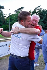 04 Sommerf KGBaerl 2025-08-30 19  30. August, 4 mal Sommerfest - Das „Garde-Grillen“ der Duisburger Prinzengarde ist unser erstes Ziel an diesem Samstag in Duisburg-Meiderich. Danach geht es in den Süden Duisburgs, zur KG Sonniger-Süden. Auf ein kurzes Hallo geht es dann zur KG Rote Funken am Kalkweg. Von dort führt uns der Weg in den Westen Duisburgs. Die 1. KG Baerl Blau-Gelb e.V. feiert ihr Sommerfest auf dem Gelände des TUS Baerl. Das Heimspiel für Hofmarschall Thomas, dem Präsidenten der KG. : DVPJ, Toni I, Jules I., Prinz Karneval, Prinz, Prinzessin Aileen I., Hofmarschälle, Page, Pagen, Paginnen, HDK, Duisburg, Karneval, Helau, Tollität, Event, Session 2025, Session 2025, HDK Duisburg, Hauptausschuss, Hauptausschuss Karneval Duisburg, Duisburg ist echt