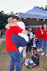 04 Sommerf KGBaerl 2025-08-30 21  30. August, 4 mal Sommerfest - Das „Garde-Grillen“ der Duisburger Prinzengarde ist unser erstes Ziel an diesem Samstag in Duisburg-Meiderich. Danach geht es in den Süden Duisburgs, zur KG Sonniger-Süden. Auf ein kurzes Hallo geht es dann zur KG Rote Funken am Kalkweg. Von dort führt uns der Weg in den Westen Duisburgs. Die 1. KG Baerl Blau-Gelb e.V. feiert ihr Sommerfest auf dem Gelände des TUS Baerl. Das Heimspiel für Hofmarschall Thomas, dem Präsidenten der KG. : DVPJ, Toni I, Jules I., Prinz Karneval, Prinz, Prinzessin Aileen I., Hofmarschälle, Page, Pagen, Paginnen, HDK, Duisburg, Karneval, Helau, Tollität, Event, Session 2025, Session 2025, HDK Duisburg, Hauptausschuss, Hauptausschuss Karneval Duisburg, Duisburg ist echt