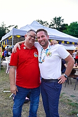 04 Sommerf KGBaerl 2025-08-30 22  30. August, 4 mal Sommerfest - Das „Garde-Grillen“ der Duisburger Prinzengarde ist unser erstes Ziel an diesem Samstag in Duisburg-Meiderich. Danach geht es in den Süden Duisburgs, zur KG Sonniger-Süden. Auf ein kurzes Hallo geht es dann zur KG Rote Funken am Kalkweg. Von dort führt uns der Weg in den Westen Duisburgs. Die 1. KG Baerl Blau-Gelb e.V. feiert ihr Sommerfest auf dem Gelände des TUS Baerl. Das Heimspiel für Hofmarschall Thomas, dem Präsidenten der KG. : DVPJ, Toni I, Jules I., Prinz Karneval, Prinz, Prinzessin Aileen I., Hofmarschälle, Page, Pagen, Paginnen, HDK, Duisburg, Karneval, Helau, Tollität, Event, Session 2025, Session 2025, HDK Duisburg, Hauptausschuss, Hauptausschuss Karneval Duisburg, Duisburg ist echt