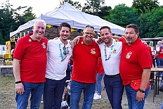 04 Sommerf KGBaerl 2025-08-30 23  30. August, 4 mal Sommerfest - Das „Garde-Grillen“ der Duisburger Prinzengarde ist unser erstes Ziel an diesem Samstag in Duisburg-Meiderich. Danach geht es in den Süden Duisburgs, zur KG Sonniger-Süden. Auf ein kurzes Hallo geht es dann zur KG Rote Funken am Kalkweg. Von dort führt uns der Weg in den Westen Duisburgs. Die 1. KG Baerl Blau-Gelb e.V. feiert ihr Sommerfest auf dem Gelände des TUS Baerl. Das Heimspiel für Hofmarschall Thomas, dem Präsidenten der KG. : DVPJ, Toni I, Jules I., Prinz Karneval, Prinz, Prinzessin Aileen I., Hofmarschälle, Page, Pagen, Paginnen, HDK, Duisburg, Karneval, Helau, Tollität, Event, Session 2025, Session 2025, HDK Duisburg, Hauptausschuss, Hauptausschuss Karneval Duisburg, Duisburg ist echt