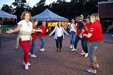 04 Sommerf KGBaerl 2025-08-30 25  30. August, 4 mal Sommerfest - Das „Garde-Grillen“ der Duisburger Prinzengarde ist unser erstes Ziel an diesem Samstag in Duisburg-Meiderich. Danach geht es in den Süden Duisburgs, zur KG Sonniger-Süden. Auf ein kurzes Hallo geht es dann zur KG Rote Funken am Kalkweg. Von dort führt uns der Weg in den Westen Duisburgs. Die 1. KG Baerl Blau-Gelb e.V. feiert ihr Sommerfest auf dem Gelände des TUS Baerl. Das Heimspiel für Hofmarschall Thomas, dem Präsidenten der KG. : DVPJ, Toni I, Jules I., Prinz Karneval, Prinz, Prinzessin Aileen I., Hofmarschälle, Page, Pagen, Paginnen, HDK, Duisburg, Karneval, Helau, Tollität, Event, Session 2025, Session 2025, HDK Duisburg, Hauptausschuss, Hauptausschuss Karneval Duisburg, Duisburg ist echt