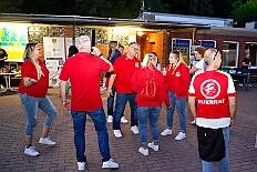 04 Sommerf KGBaerl 2025-08-30 27  30. August, 4 mal Sommerfest - Das „Garde-Grillen“ der Duisburger Prinzengarde ist unser erstes Ziel an diesem Samstag in Duisburg-Meiderich. Danach geht es in den Süden Duisburgs, zur KG Sonniger-Süden. Auf ein kurzes Hallo geht es dann zur KG Rote Funken am Kalkweg. Von dort führt uns der Weg in den Westen Duisburgs. Die 1. KG Baerl Blau-Gelb e.V. feiert ihr Sommerfest auf dem Gelände des TUS Baerl. Das Heimspiel für Hofmarschall Thomas, dem Präsidenten der KG. : DVPJ, Toni I, Jules I., Prinz Karneval, Prinz, Prinzessin Aileen I., Hofmarschälle, Page, Pagen, Paginnen, HDK, Duisburg, Karneval, Helau, Tollität, Event, Session 2025, Session 2025, HDK Duisburg, Hauptausschuss, Hauptausschuss Karneval Duisburg, Duisburg ist echt