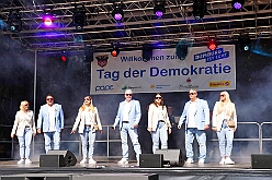 01 TagDerDemokratie 2025-09-06 01  Samstags-Tour, 6. September - Ein Samstag voller Abwechslung. Der erste Termin, „Tag der Demokratie“, war auf dem Burgplatz. Eine Veranstaltung der Stadt Duisburg, dem HDK und diversen Organisationen aus der Stadt. Danach hieß es „Herzlichen Glückwunsch zum 80. Geburtstag“ liebe Irma. Danach ging es zur Platzanlage des TUS Viktoria 06 in Buchholz zum Benefiz-Spiel gegen die Traditionsmannschaft von Schalke 04. Im Sermer „Landgasthof-Schenke“ trafen wir den Elferrat der KG Südstern und wir sagten Hallo bei den „Sermer Damenstößchen“. Abschluss des Tages war dann auf dem 40. Geburtstag von Christian in der „MaRa Event Location“. : DVPJ, Toni I, Jules I., Prinz Karneval, Prinz, Prinzessin Aileen I., Hofmarschälle, Page, Pagen, Paginnen, HDK, Duisburg, Karneval, Helau, Tollität, Event, Session 2025, Session 2025, HDK Duisburg, Hauptausschuss, Hauptausschuss Karneval Duisburg, Duisburg ist echt