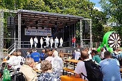 01 TagDerDemokratie 2025-09-06 03  Samstags-Tour, 6. September - Ein Samstag voller Abwechslung. Der erste Termin, „Tag der Demokratie“, war auf dem Burgplatz. Eine Veranstaltung der Stadt Duisburg, dem HDK und diversen Organisationen aus der Stadt. Danach hieß es „Herzlichen Glückwunsch zum 80. Geburtstag“ liebe Irma. Danach ging es zur Platzanlage des TUS Viktoria 06 in Buchholz zum Benefiz-Spiel gegen die Traditionsmannschaft von Schalke 04. Im Sermer „Landgasthof-Schenke“ trafen wir den Elferrat der KG Südstern und wir sagten Hallo bei den „Sermer Damenstößchen“. Abschluss des Tages war dann auf dem 40. Geburtstag von Christian in der „MaRa Event Location“. : DVPJ, Toni I, Jules I., Prinz Karneval, Prinz, Prinzessin Aileen I., Hofmarschälle, Page, Pagen, Paginnen, HDK, Duisburg, Karneval, Helau, Tollität, Event, Session 2025, Session 2025, HDK Duisburg, Hauptausschuss, Hauptausschuss Karneval Duisburg, Duisburg ist echt