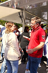 01 TagDerDemokratie 2025-09-06 07  Samstags-Tour, 6. September - Ein Samstag voller Abwechslung. Der erste Termin, „Tag der Demokratie“, war auf dem Burgplatz. Eine Veranstaltung der Stadt Duisburg, dem HDK und diversen Organisationen aus der Stadt. Danach hieß es „Herzlichen Glückwunsch zum 80. Geburtstag“ liebe Irma. Danach ging es zur Platzanlage des TUS Viktoria 06 in Buchholz zum Benefiz-Spiel gegen die Traditionsmannschaft von Schalke 04. Im Sermer „Landgasthof-Schenke“ trafen wir den Elferrat der KG Südstern und wir sagten Hallo bei den „Sermer Damenstößchen“. Abschluss des Tages war dann auf dem 40. Geburtstag von Christian in der „MaRa Event Location“. : DVPJ, Toni I, Jules I., Prinz Karneval, Prinz, Prinzessin Aileen I., Hofmarschälle, Page, Pagen, Paginnen, HDK, Duisburg, Karneval, Helau, Tollität, Event, Session 2025, Session 2025, HDK Duisburg, Hauptausschuss, Hauptausschuss Karneval Duisburg, Duisburg ist echt