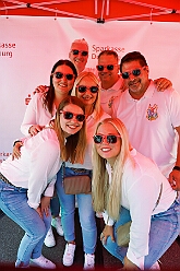 01 TagDerDemokratie 2025-09-06 12  Samstags-Tour, 6. September - Ein Samstag voller Abwechslung. Der erste Termin, „Tag der Demokratie“, war auf dem Burgplatz. Eine Veranstaltung der Stadt Duisburg, dem HDK und diversen Organisationen aus der Stadt. Danach hieß es „Herzlichen Glückwunsch zum 80. Geburtstag“ liebe Irma. Danach ging es zur Platzanlage des TUS Viktoria 06 in Buchholz zum Benefiz-Spiel gegen die Traditionsmannschaft von Schalke 04. Im Sermer „Landgasthof-Schenke“ trafen wir den Elferrat der KG Südstern und wir sagten Hallo bei den „Sermer Damenstößchen“. Abschluss des Tages war dann auf dem 40. Geburtstag von Christian in der „MaRa Event Location“. : DVPJ, Toni I, Jules I., Prinz Karneval, Prinz, Prinzessin Aileen I., Hofmarschälle, Page, Pagen, Paginnen, HDK, Duisburg, Karneval, Helau, Tollität, Event, Session 2025, Session 2025, HDK Duisburg, Hauptausschuss, Hauptausschuss Karneval Duisburg, Duisburg ist echt